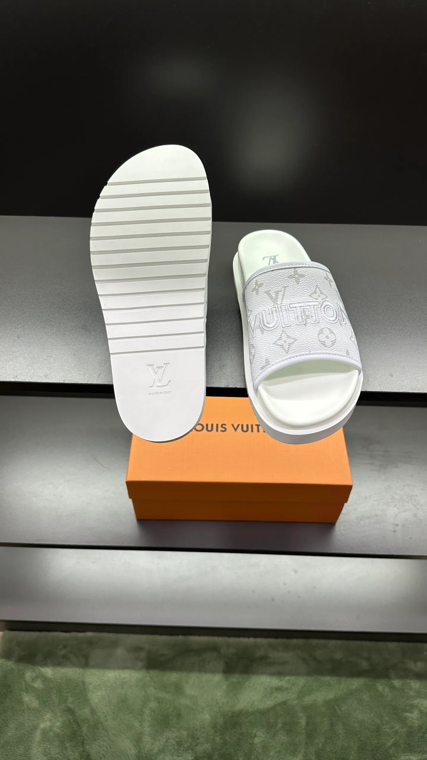 [L Home] P: 300💰Size: 38-45 Top purchasing lv men's summer slippers, classic presbyopia with soft real leather lining, unique color splicing effect, distinctive personality, fashionable and trendy essential style, light and comfortable. Lightweight and tough rubber insole, micro ridged foam outsole, super comfortable!